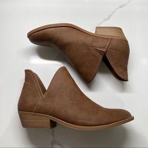 Universal Threads Booties